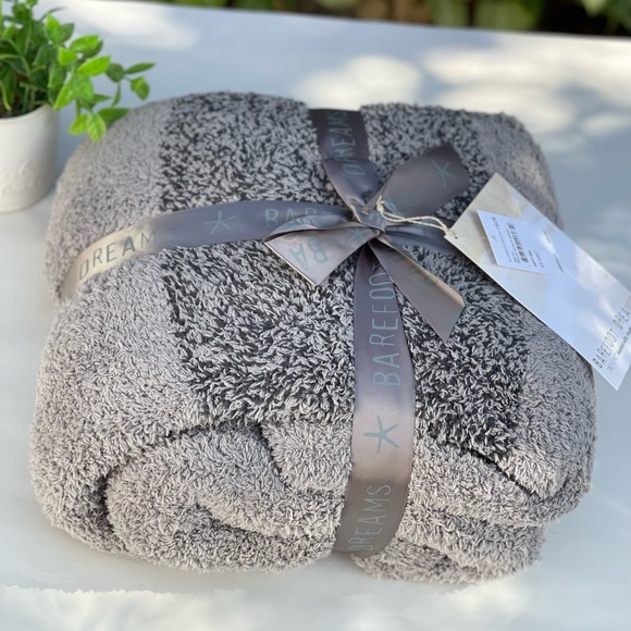 BAREFOOT DREAMS Cozychic blanket Warm Grey/ Carbon Brand new with tags - Picture 2 of 12